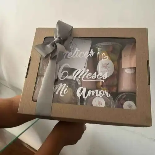 🎁 Desayuno Sorpresa Un detalle delicioso y especial para sorprender a quien más quieres. 💕 Incluye productos frescos, dulces y salados, presentados en una hermosa caja. ¡Perfecto para cualquier ocasión! ✨