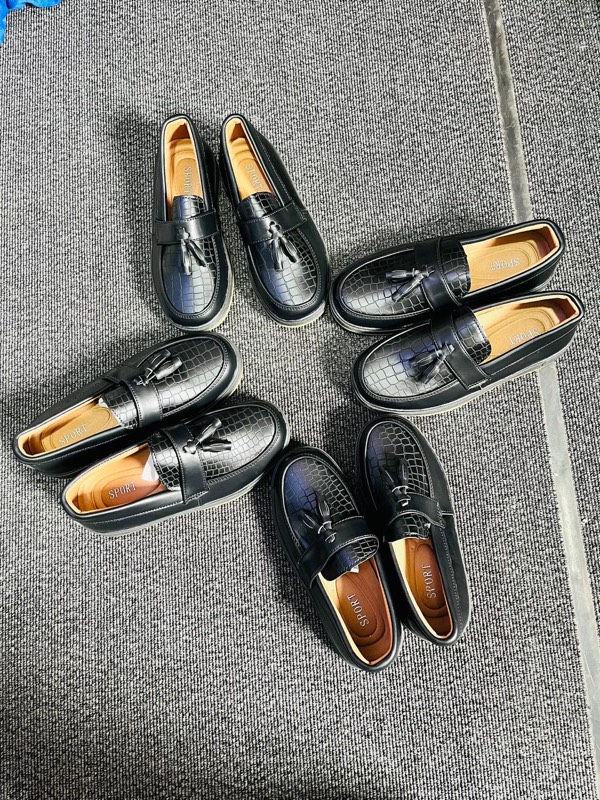 Mocassins homme cuir noir
👞 Mocassins élégants style croco