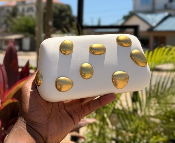 Pochette femme à clous dorés