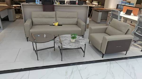 Salon cuir luxe 3 pièces
canapé + 2 fauteuils + table basse