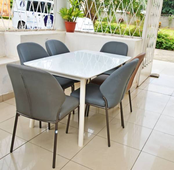 Table à manger verre blanc
+ 6 chaises gris & marron