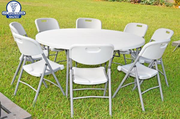 Table ronde pliante + 8 chaises
