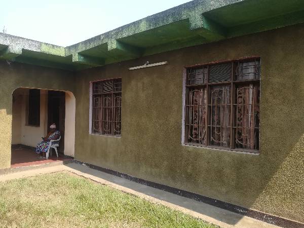 Maison à 4 chambres avec plan étage pouvant supporter 2 niveaux