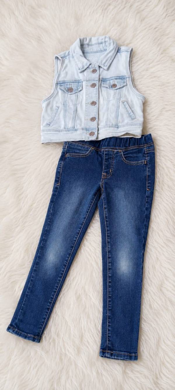 Pantalon et Jacket en jeans pour fille
Culotte et t shirt pour fille ou garçon 
Friperie en bon état