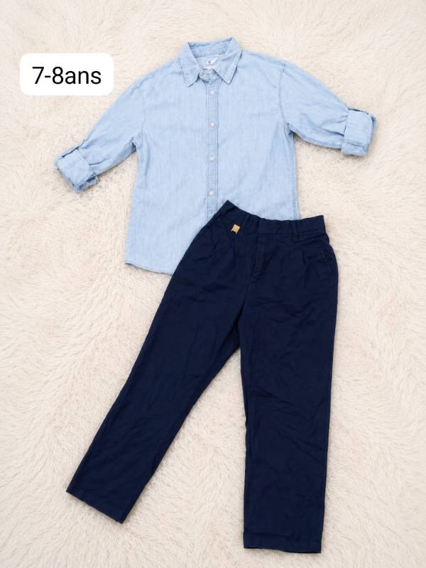 Complet d'un pantalon bleu marine et chemise jeans(friperie)
Age:7-8ans