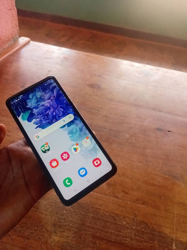 Samsung galaxy S20 FE
128GO