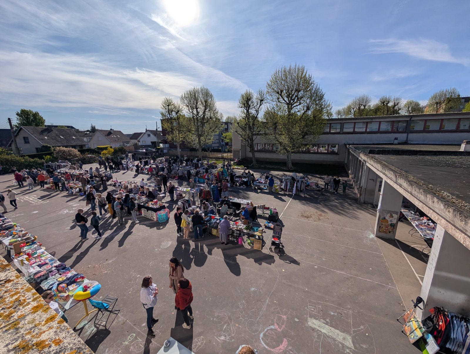 Une des 3 cours du vide-grenier