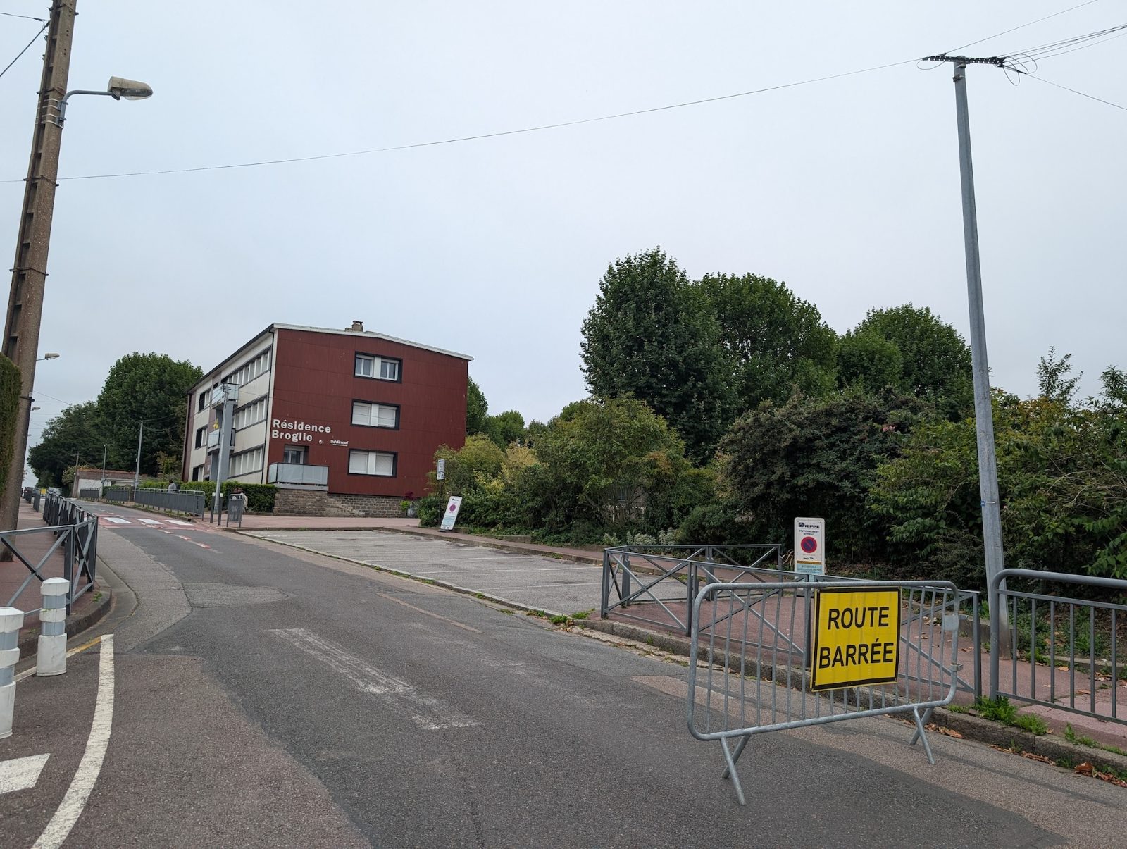 Route barrée aux voitures devant l'école