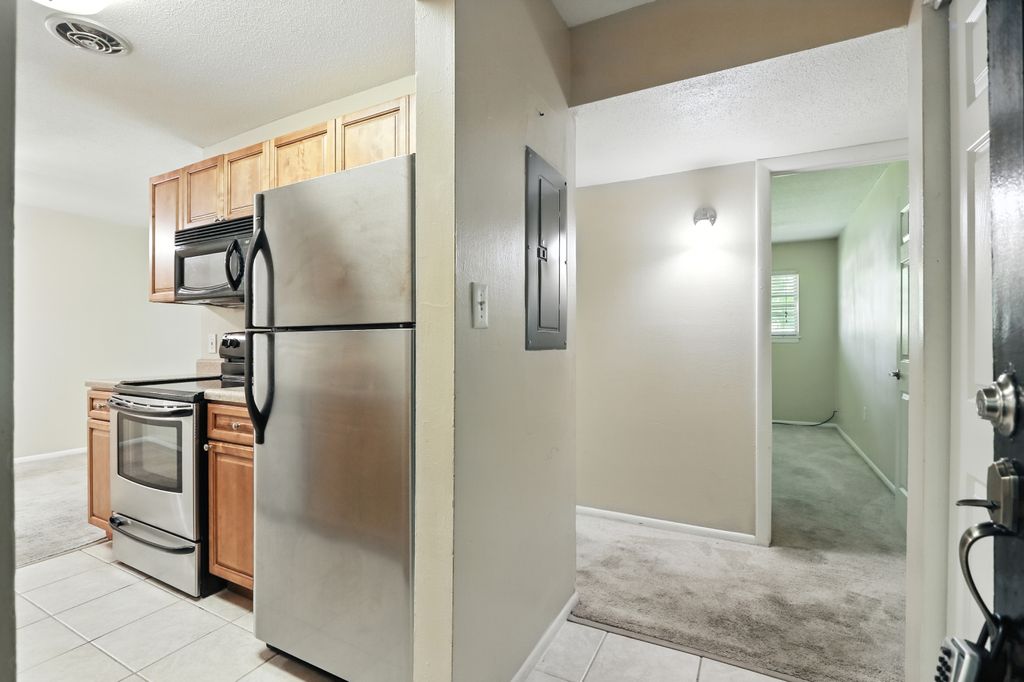 1695 Lee Rd 002