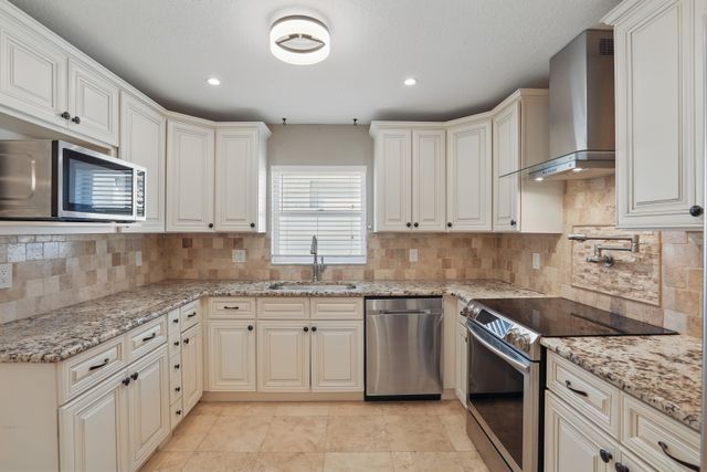 2439 Lake Jackson Cir009