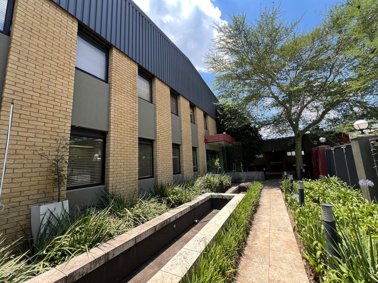 1,150m2 Warehouse with A-Grade Offices To Let in Ferndale