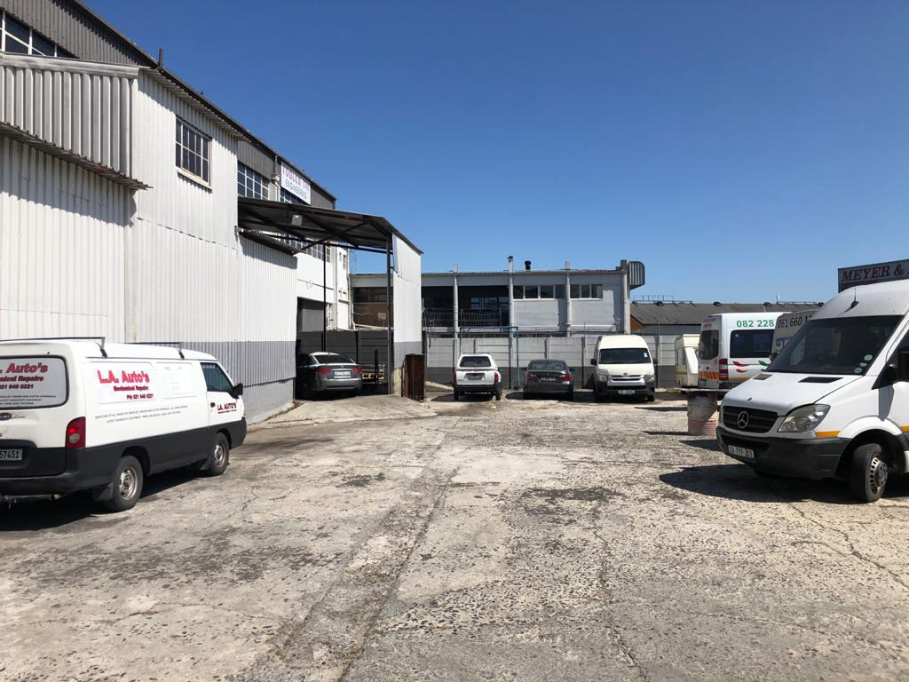 800m2 Warhouse with 420m2 Yard To Let in Triangle Farm Industrial