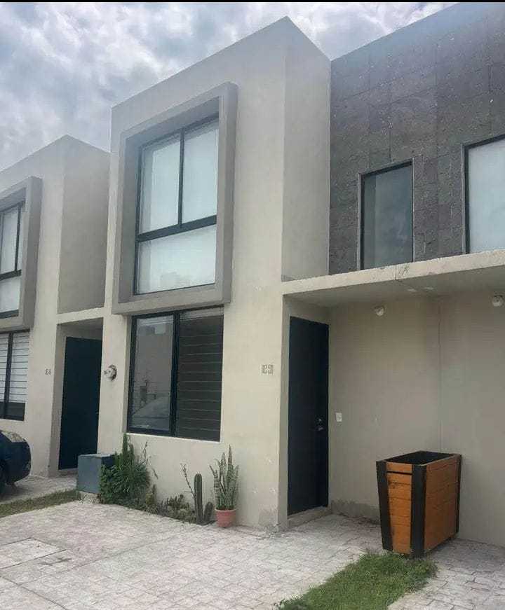 Casa en venta en Paseo Lomas Altas, Zapopan - 3 habitaciones, 2 baños, estacionamiento para 2 autos, 325m² de construcción.