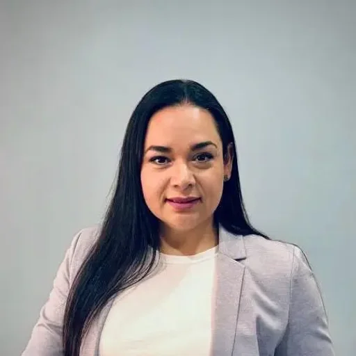 CINTHIA LOZANO Agente Certificada