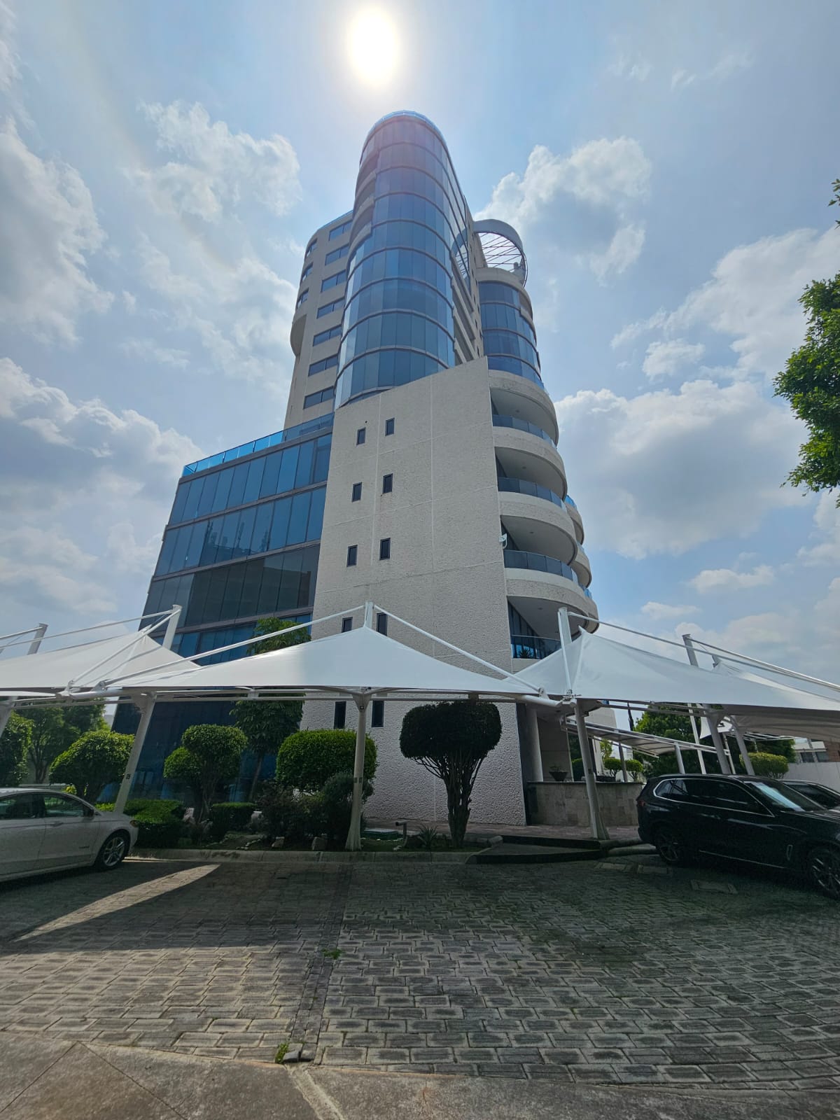 Vive en las alturas con lujo y exclusividad en Torre FICUS