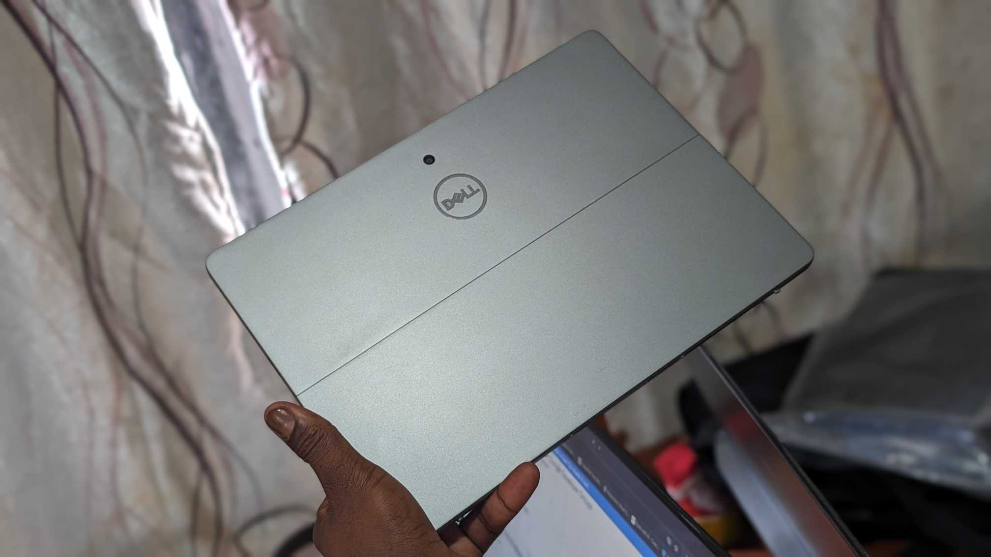 Dell Latitude 7210