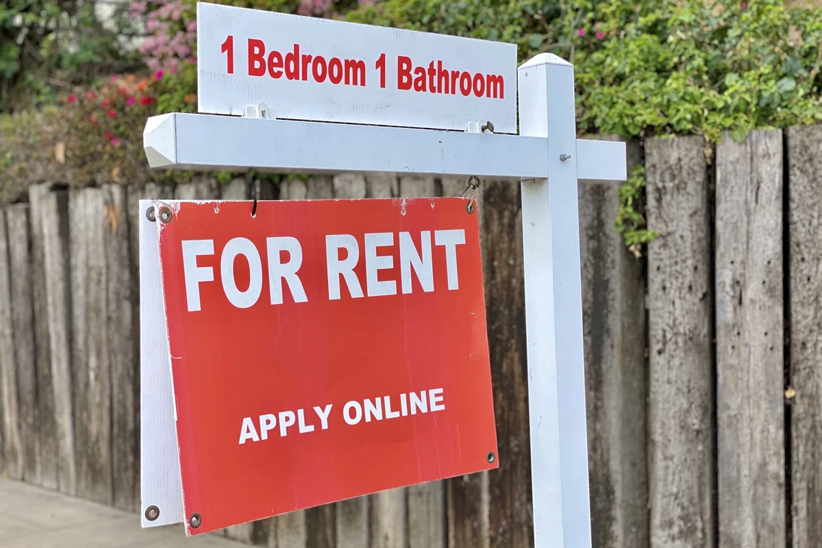 1 Bedroom 1 Bathroom for rent sign, apply online