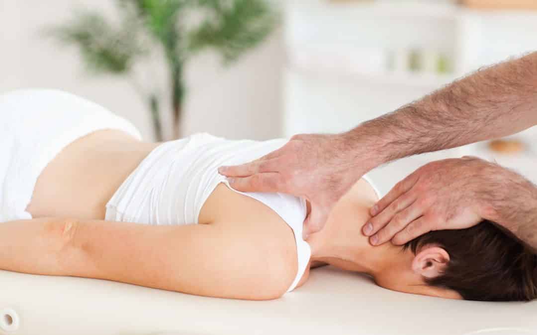 Sur une table, un relevé de remboursements ameli indique « consultation de médecine d’acupuncture remboursée » et « ostéopathie non remboursée », à côté d’une carte de complémentaire santé « médecines douces » et d’un reçu de 60 € — scène « Quelle mutuelle rembourse les médecines douces ? ».