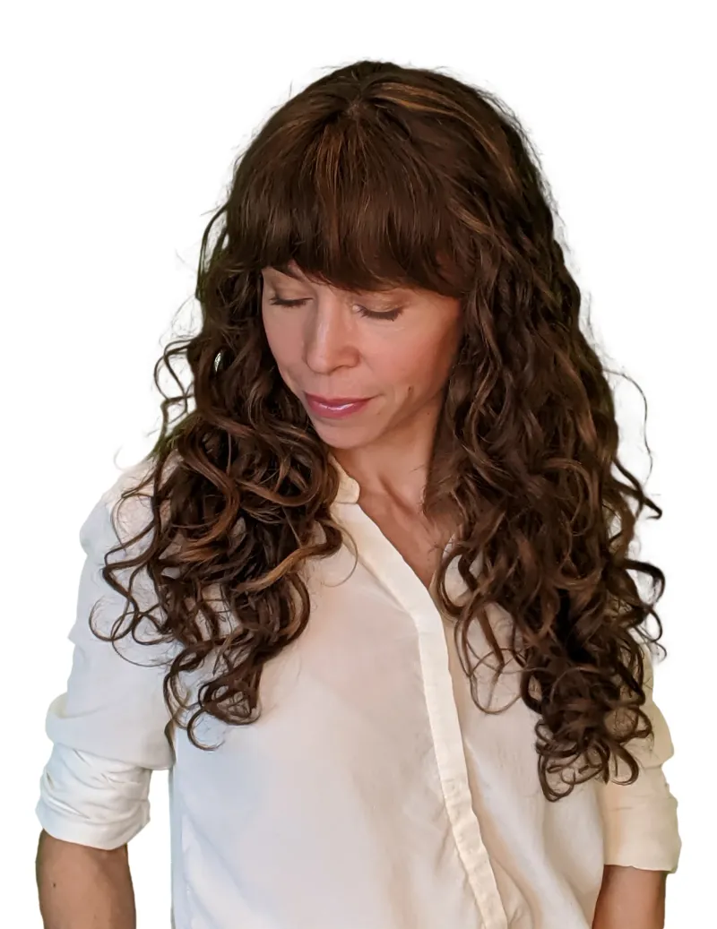Kristine Callesen fra CurlAID, specialiseret i krøllet hår, med sit eget lange krøllede hår