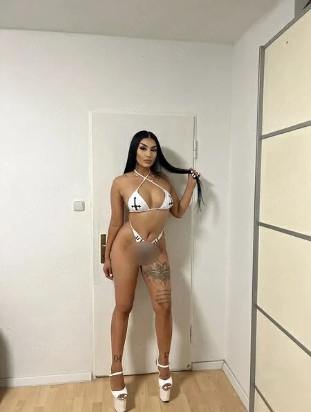 bruneta sexi - escortă în Roman