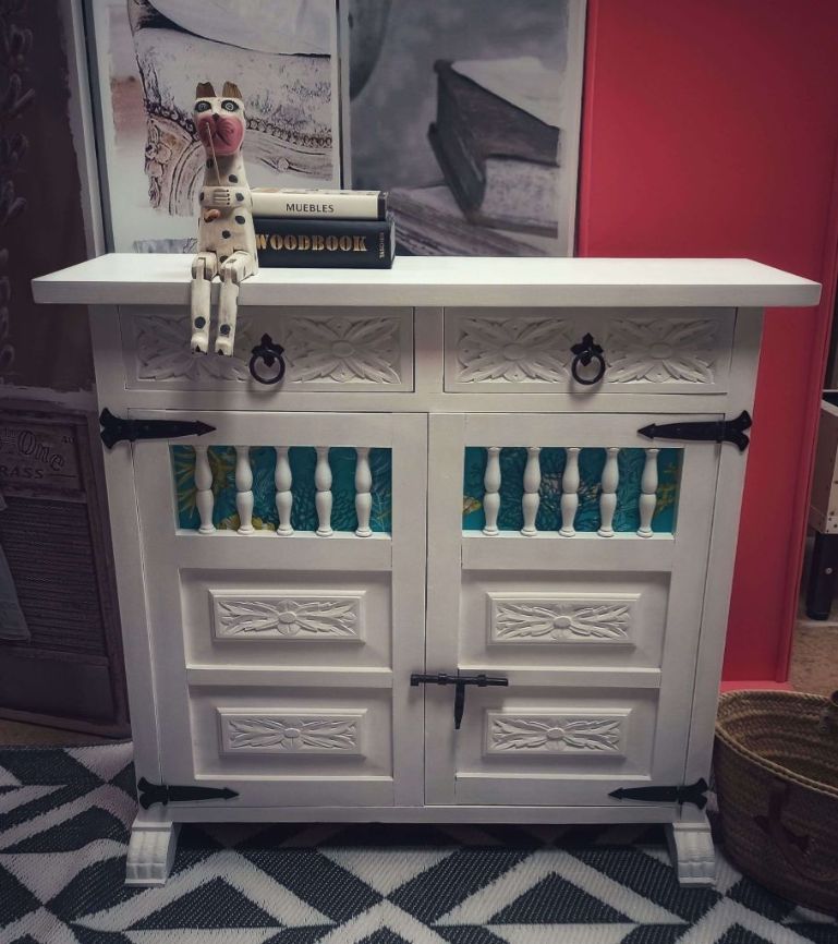 Mueble pintado en verde y sillas en 

blanco envejecido y tapizadas.