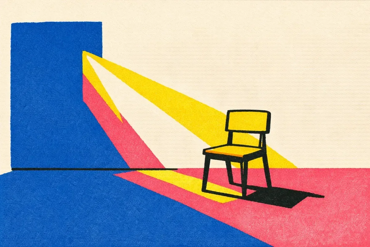 En tom stol oplyses af varmt lys fra en fjern scene i en stemningsfuld illustration.