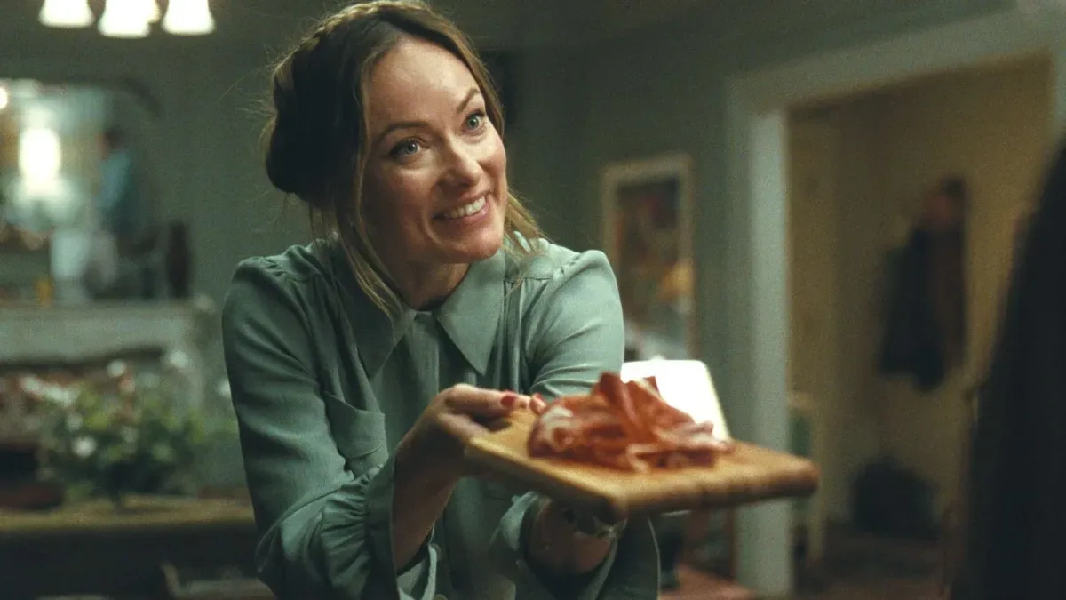 Olivia Wilde som Angela serverer charcuteri i The Invite. Foto: SF Studios.