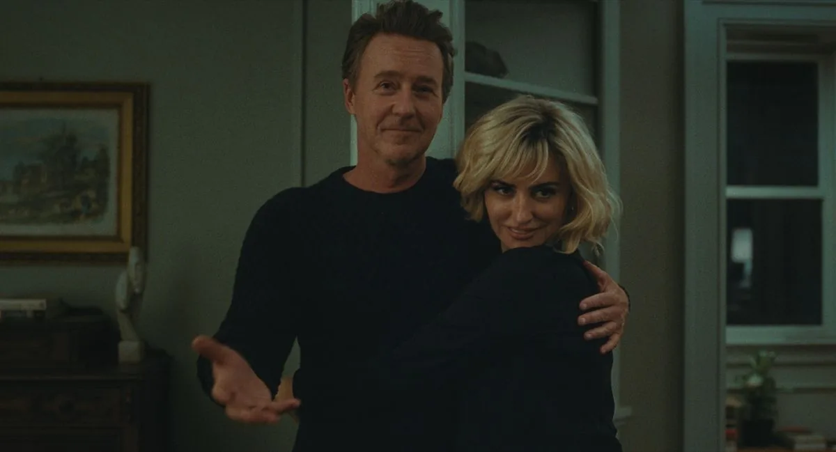 Edward Norton og Penélope Cruz som overboerne i The Invite. Foto: SF Studios.