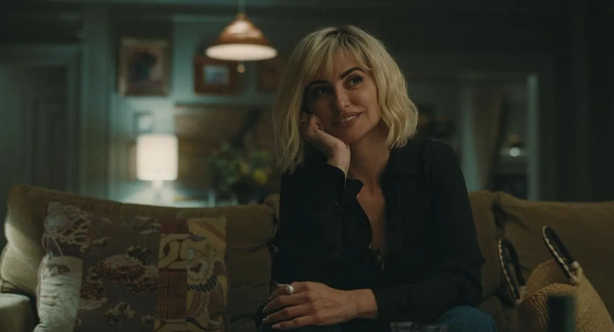 Penélope Cruz som Pina i sofaen i The Invite. Foto: SF Studios.