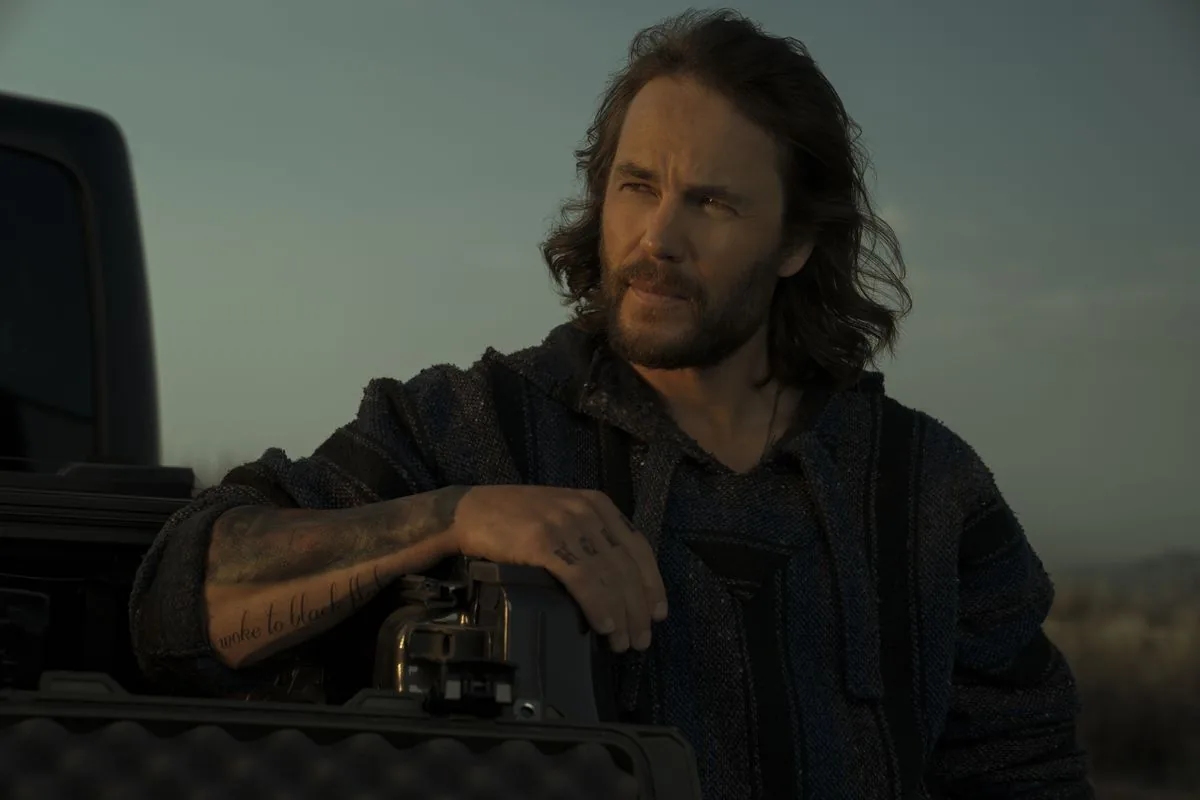 Taylor Kitsch som Ben Edwards ved en åben udstyrskasse.