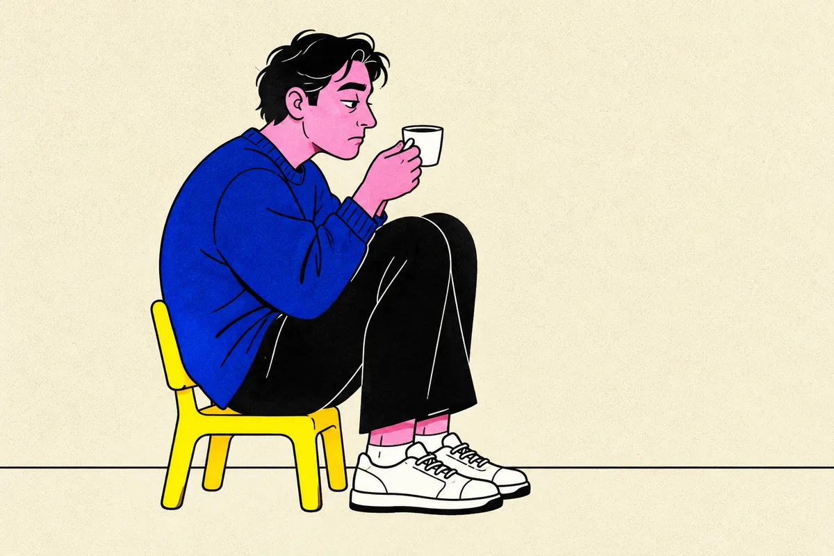Illustration af en voksen mand med kaffekop, klemt sammen på en lille gul børnestol.