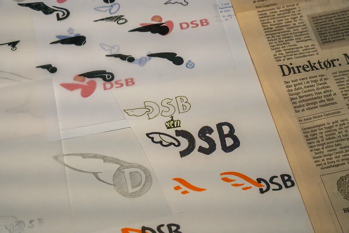 Skitsestudier af DSB's logo i udstillingen LABORATORIUM: Kontrapunkt.