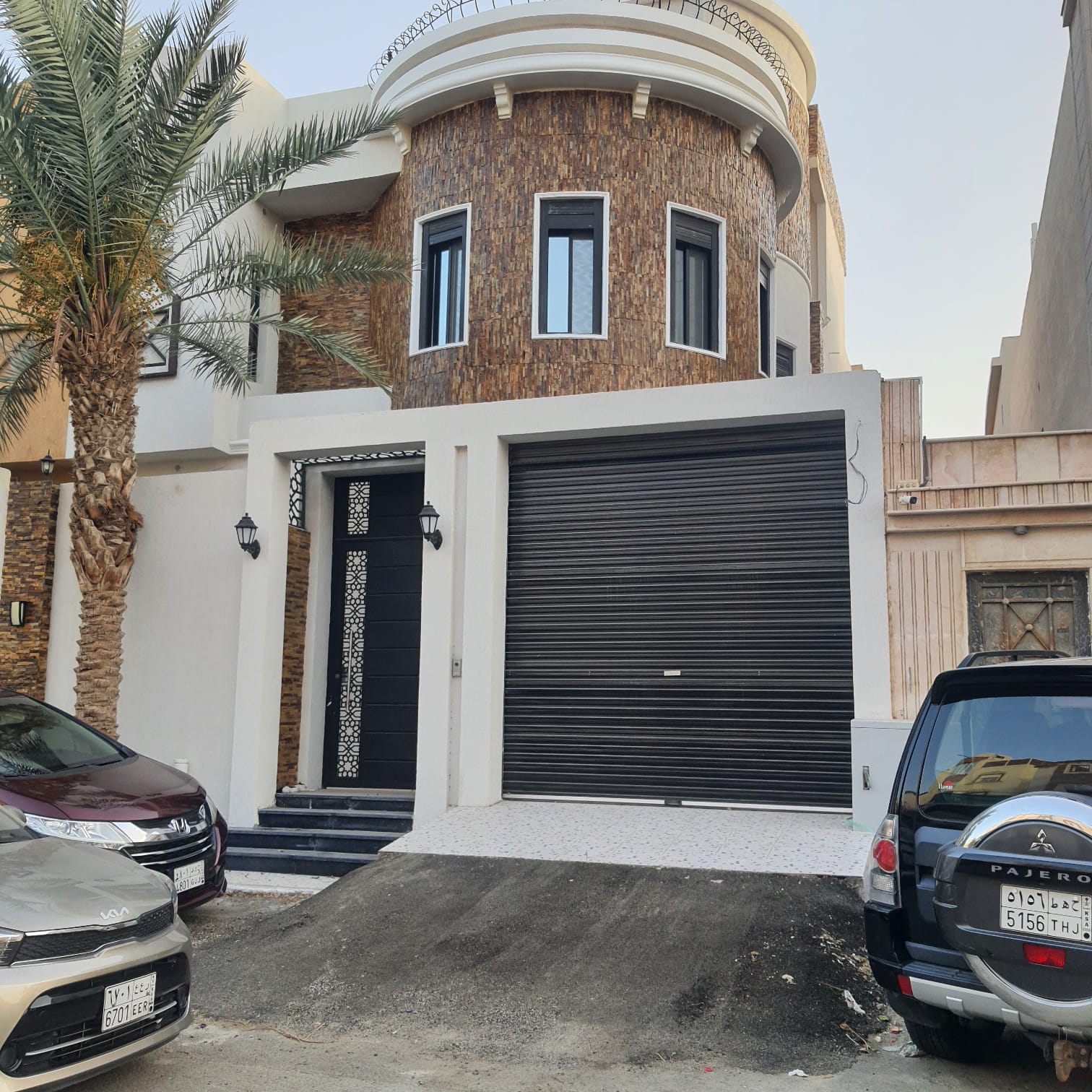 فيلا للبيع في مخطط الشاطئ الذهبي  الارض مساحتها 287.50 والمباني تقريبا ٥٨٠ م  شارع 15 م شرقي واجهه شرقيه  المكيفات راكبا دكت مركزي الدور الارضي  مجلس + صاله +  صالة طعام +مطبخ  + مسبح + دورة مياه  :   الدور الاول  غرفة نوم رأيسية  + غرفة نوم ماستر + غرفتين بدورة مياه  +صالة طعام + مطبخ صغير سيرفس )  الملحق    2 غرفتين  مع دورة مياه + غرفة شغاله مع دورة مياه + غرفة غسيل    بيت مصعد مؤسس    السعر مليون و500 الف