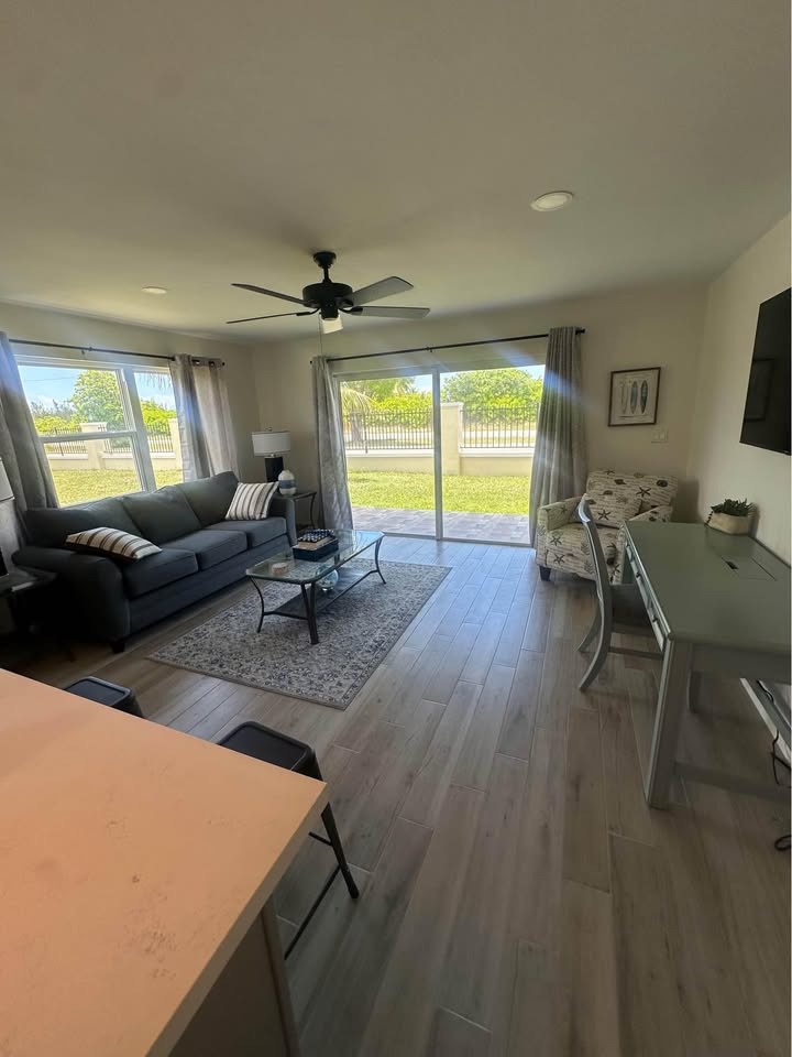 One Bed Banana Bay Canal photo 2