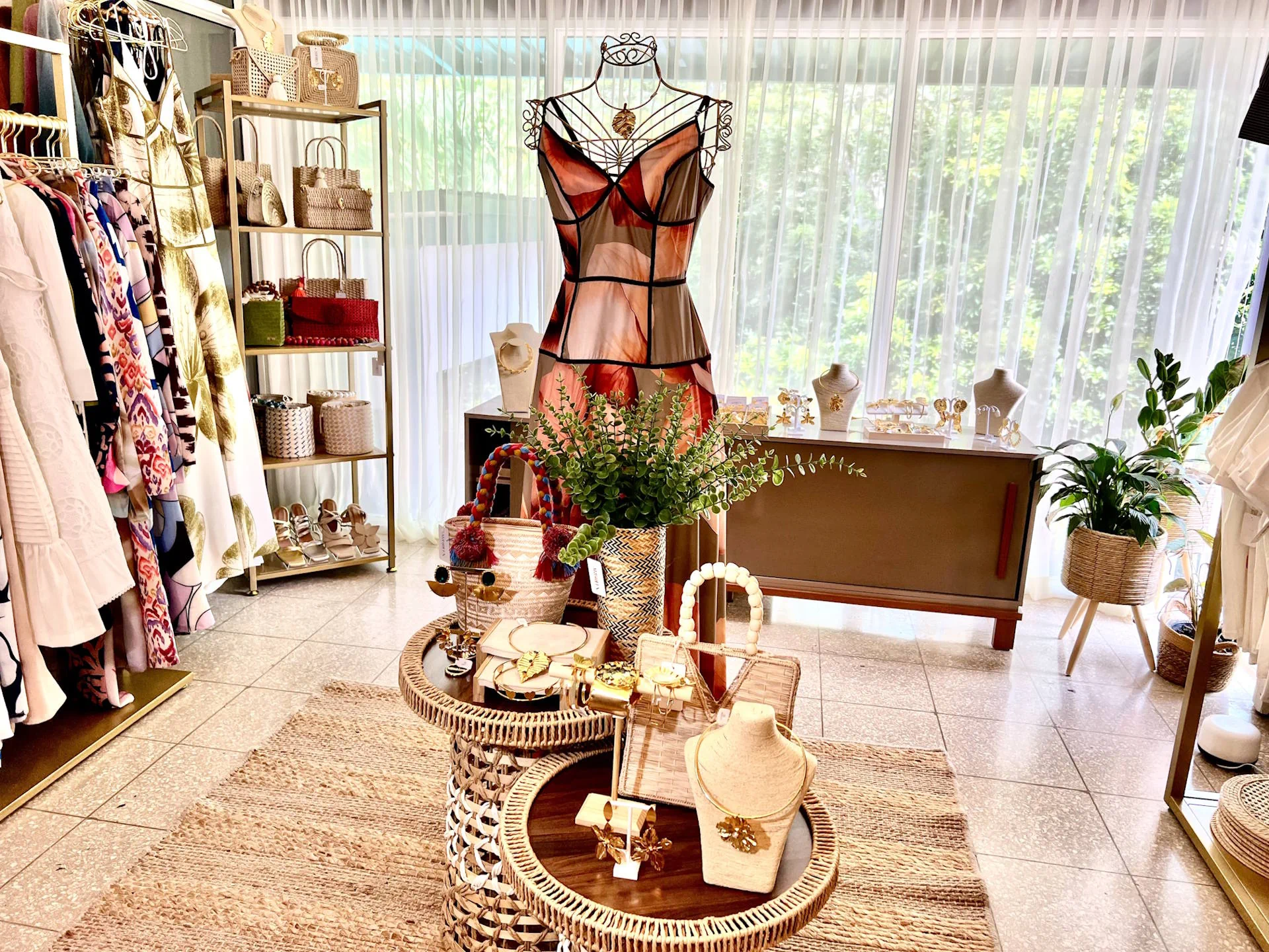 Interior de boutique Arbolen con selección de moda y diseño artesanal