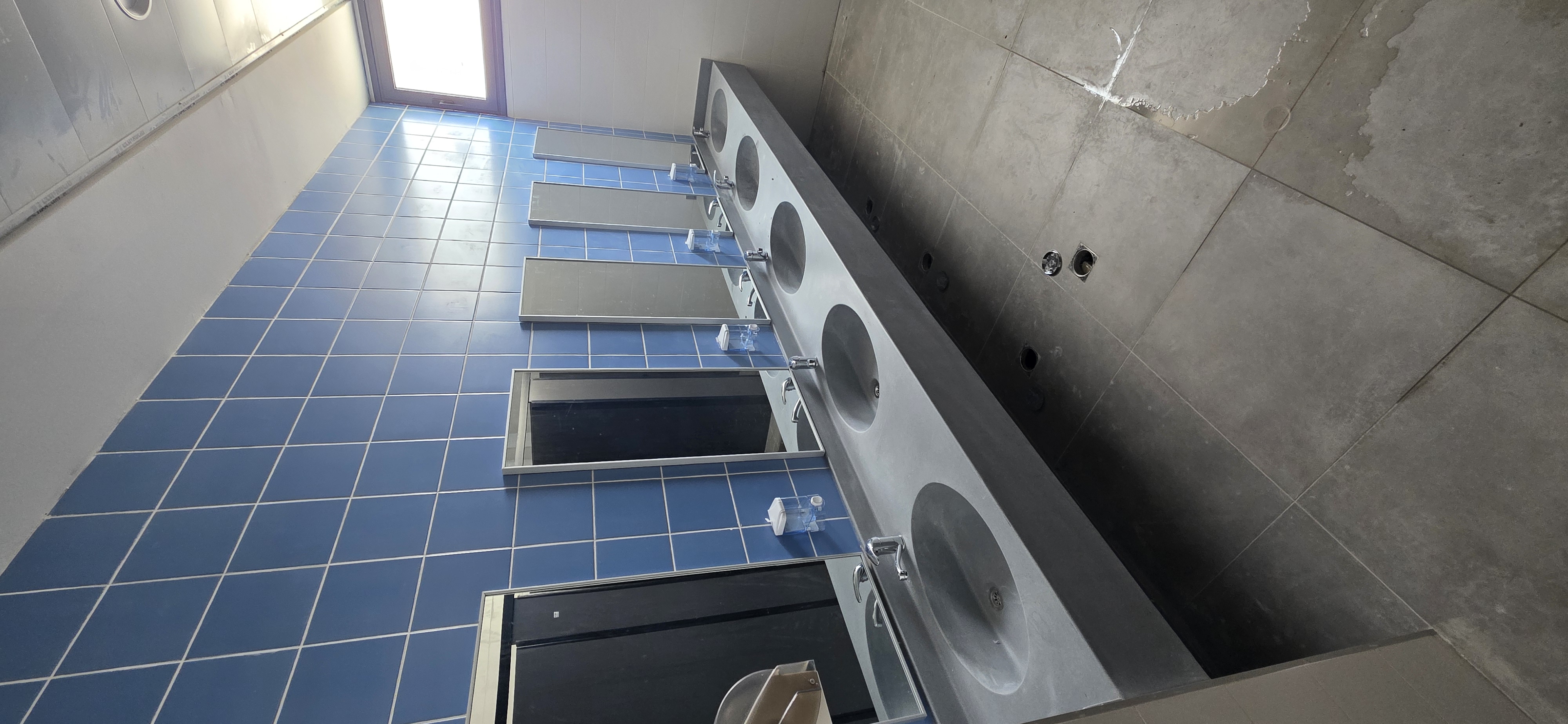 פונקציונליות וסטייל: התקנת כיורים למרחב הציבורי