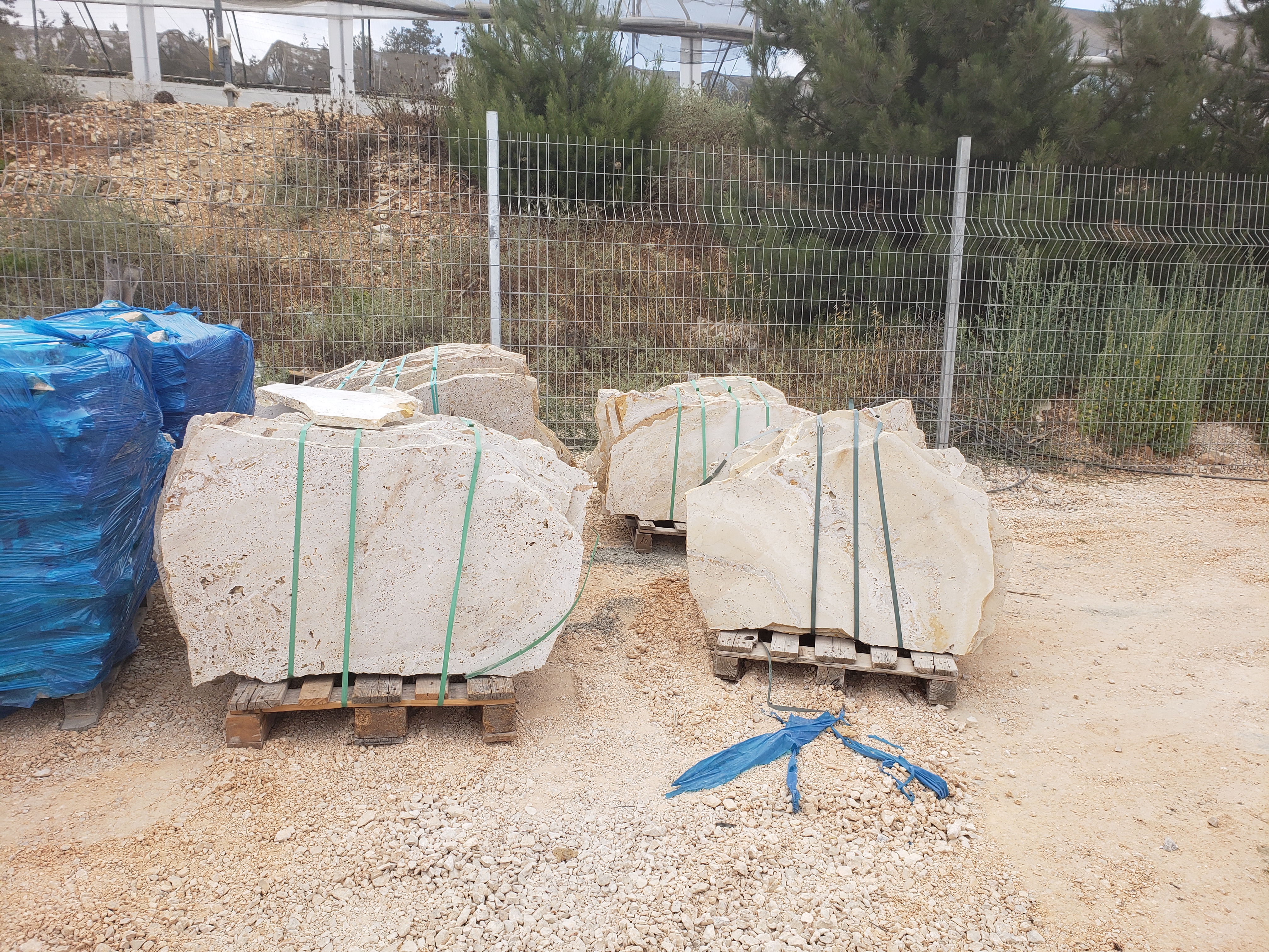 היופי הטבעי בפרויקט שלכם: אבני טרוורטין איכותיות בדרך אליכם!