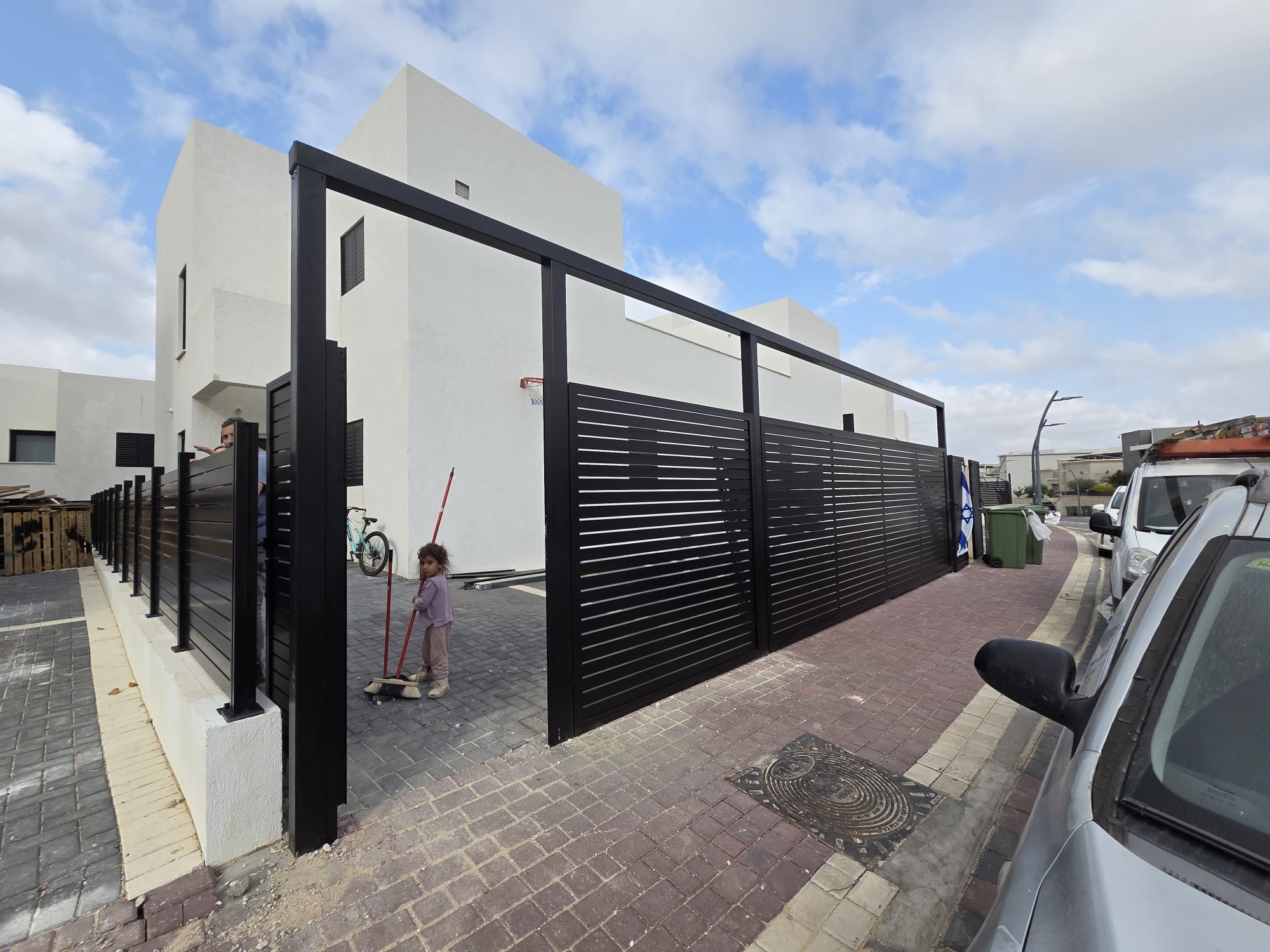 הרושם הראשוני המושלם: עיצוב כניסה אלגנטי ומאובטח