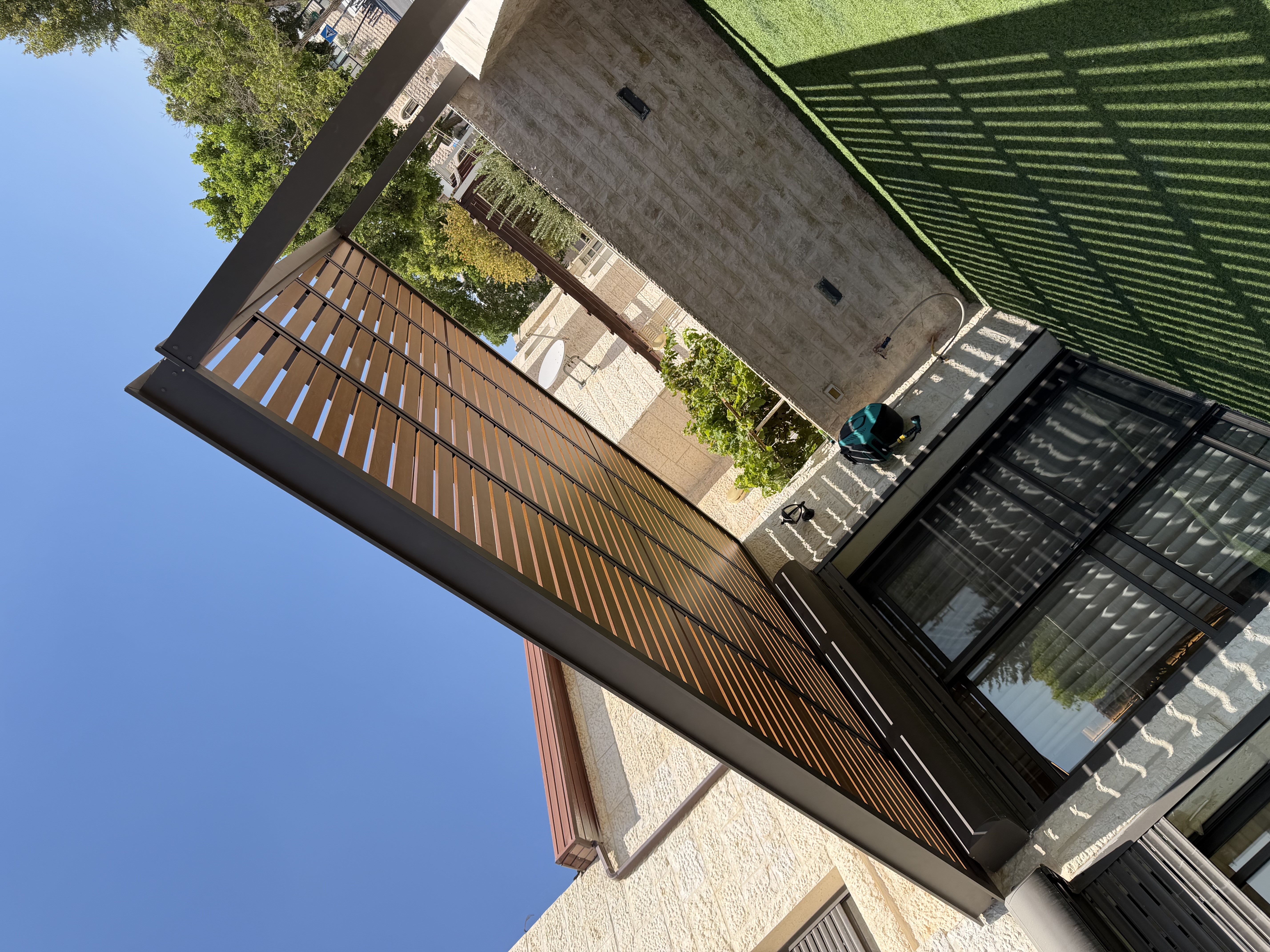 פינה מוצלת בסטייל: כשעיצוב פוגש פונקציונליות