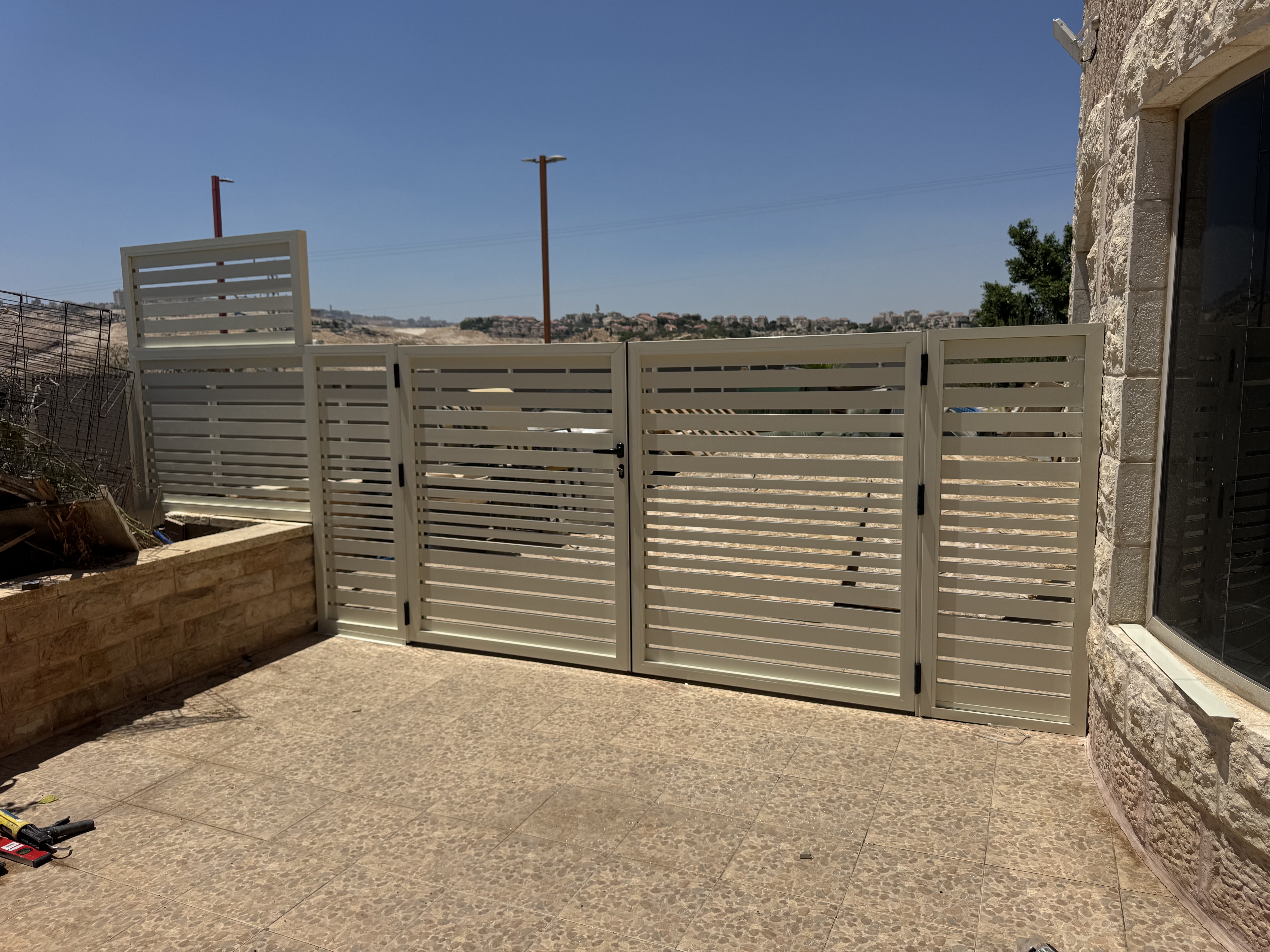 עיצוב כניסה מודרנית: פרטיות וסטייל