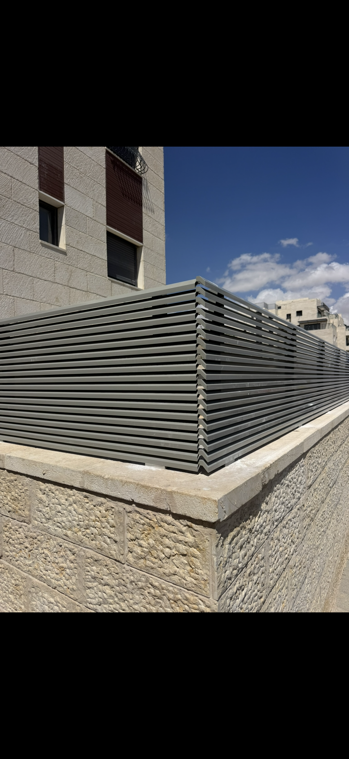 פרטיות בסטייל: שילוב מנצח של גדר אלומיניום