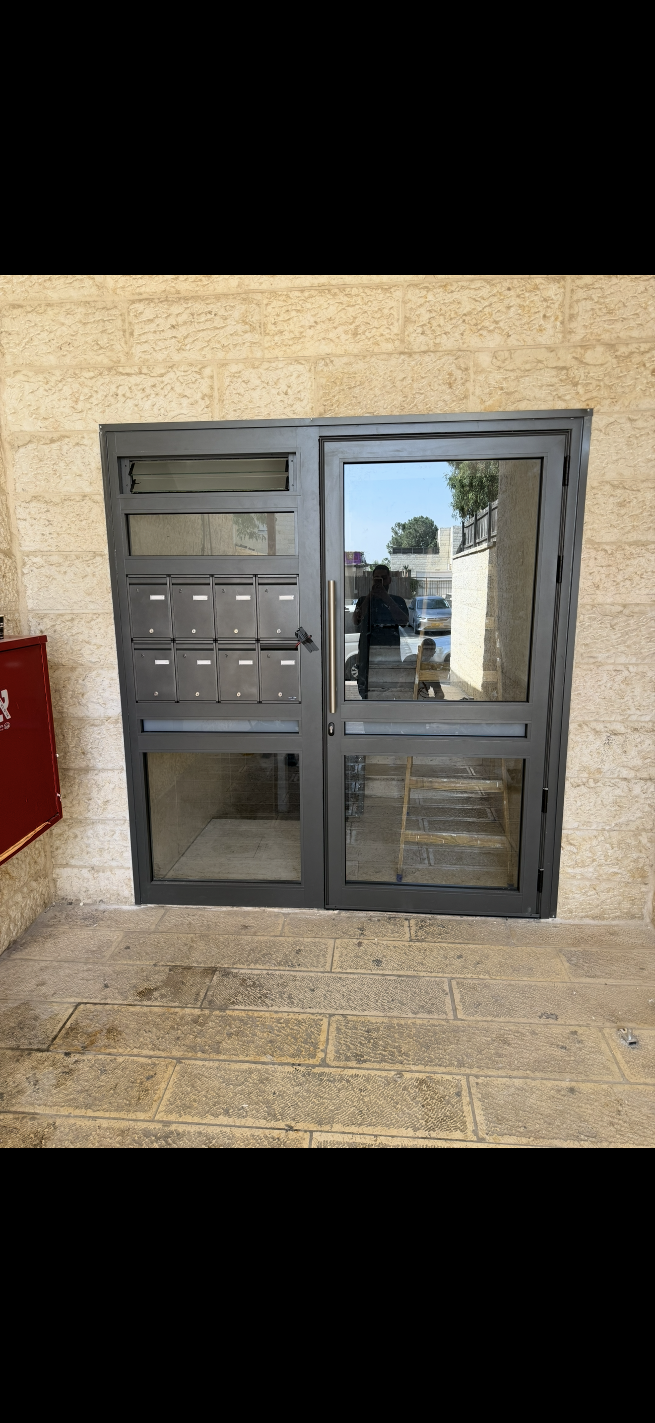 הכניסה המושלמת למבנה: עיצוב, פונקציונליות ואיכות!