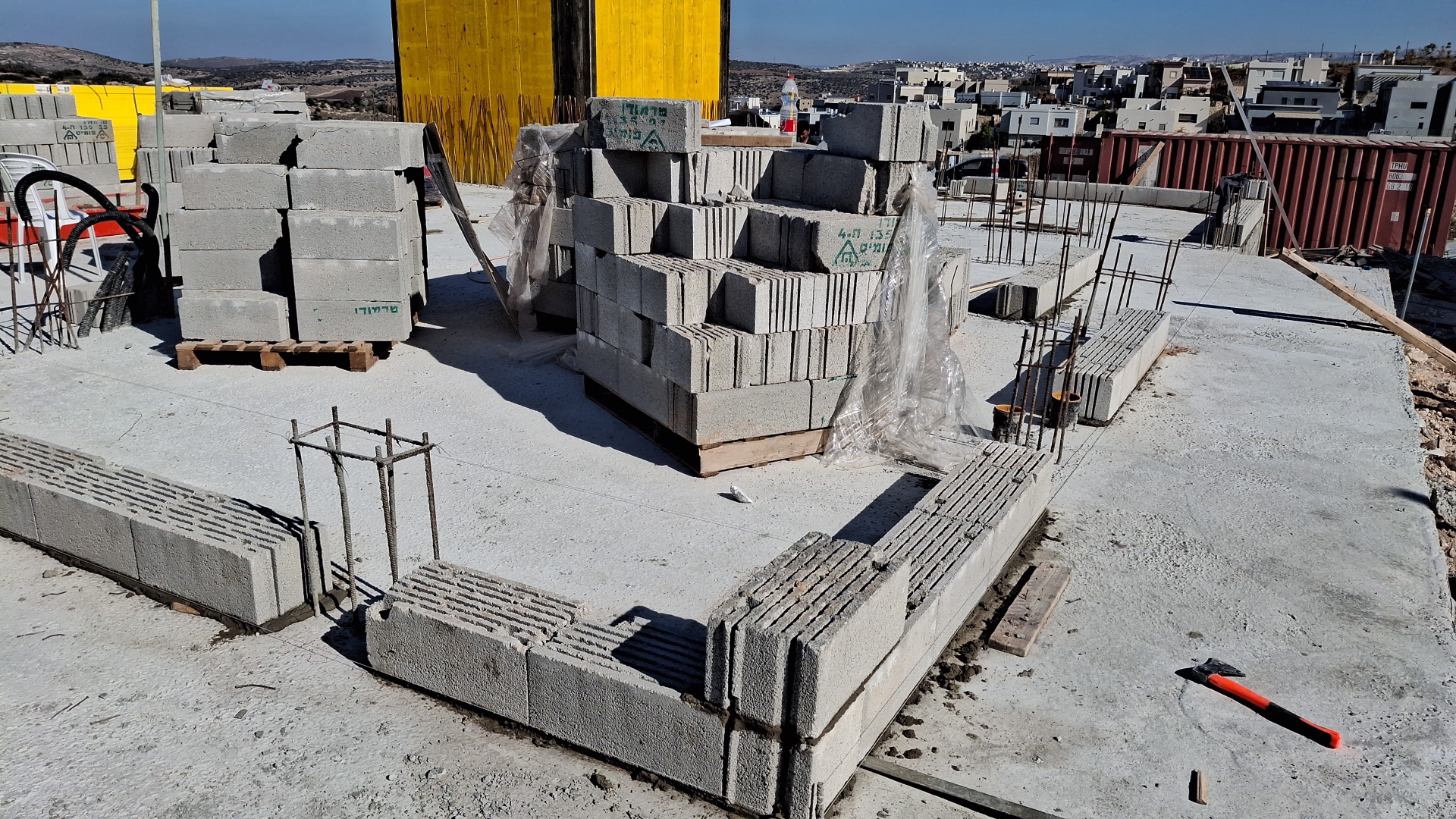 הקירות עולים: בונים את השלב הבא בפרויקט!