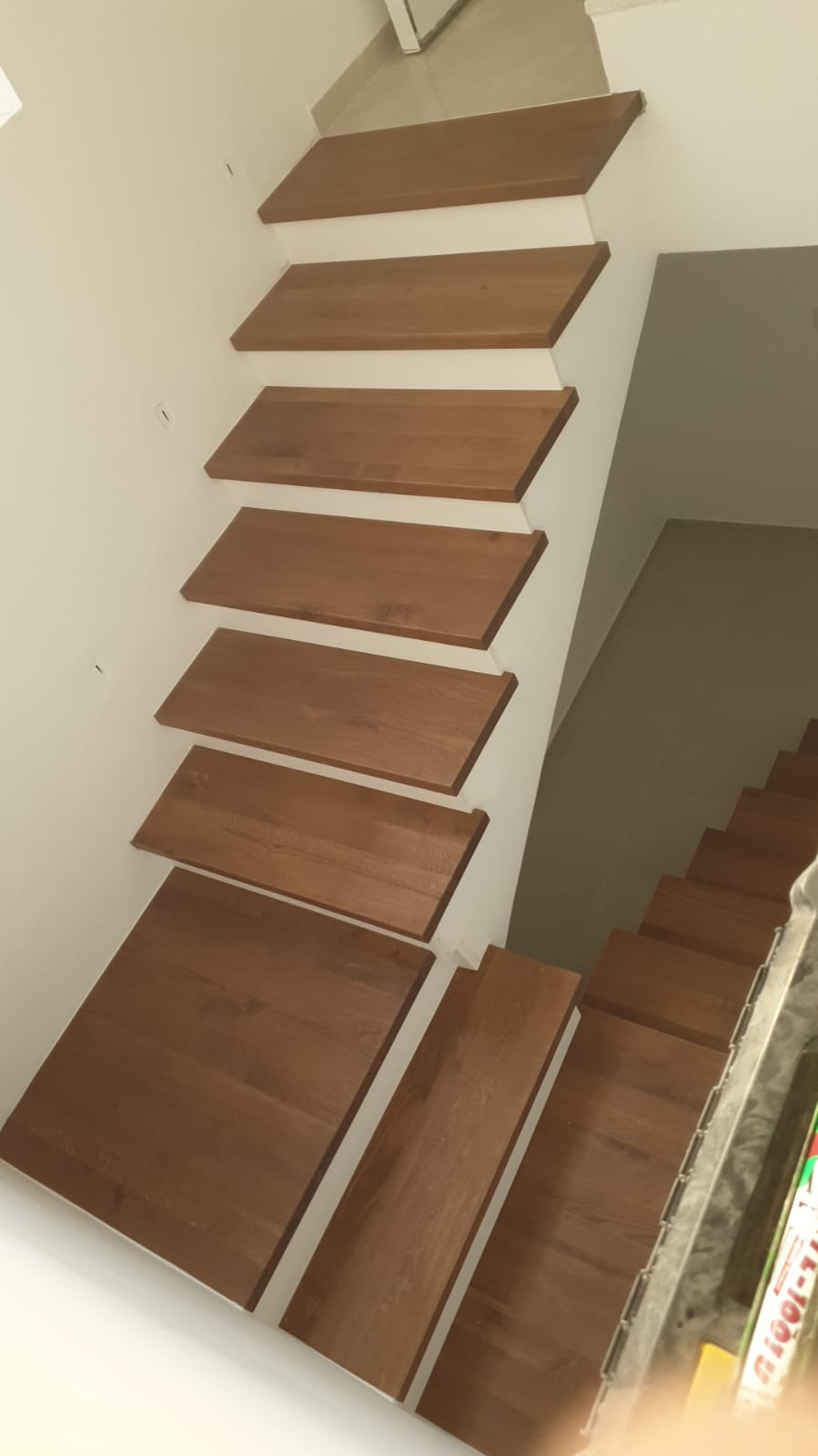 ‏חיפוי מדרגות עם רום לבן עבודה אמאל׳ה ואבא