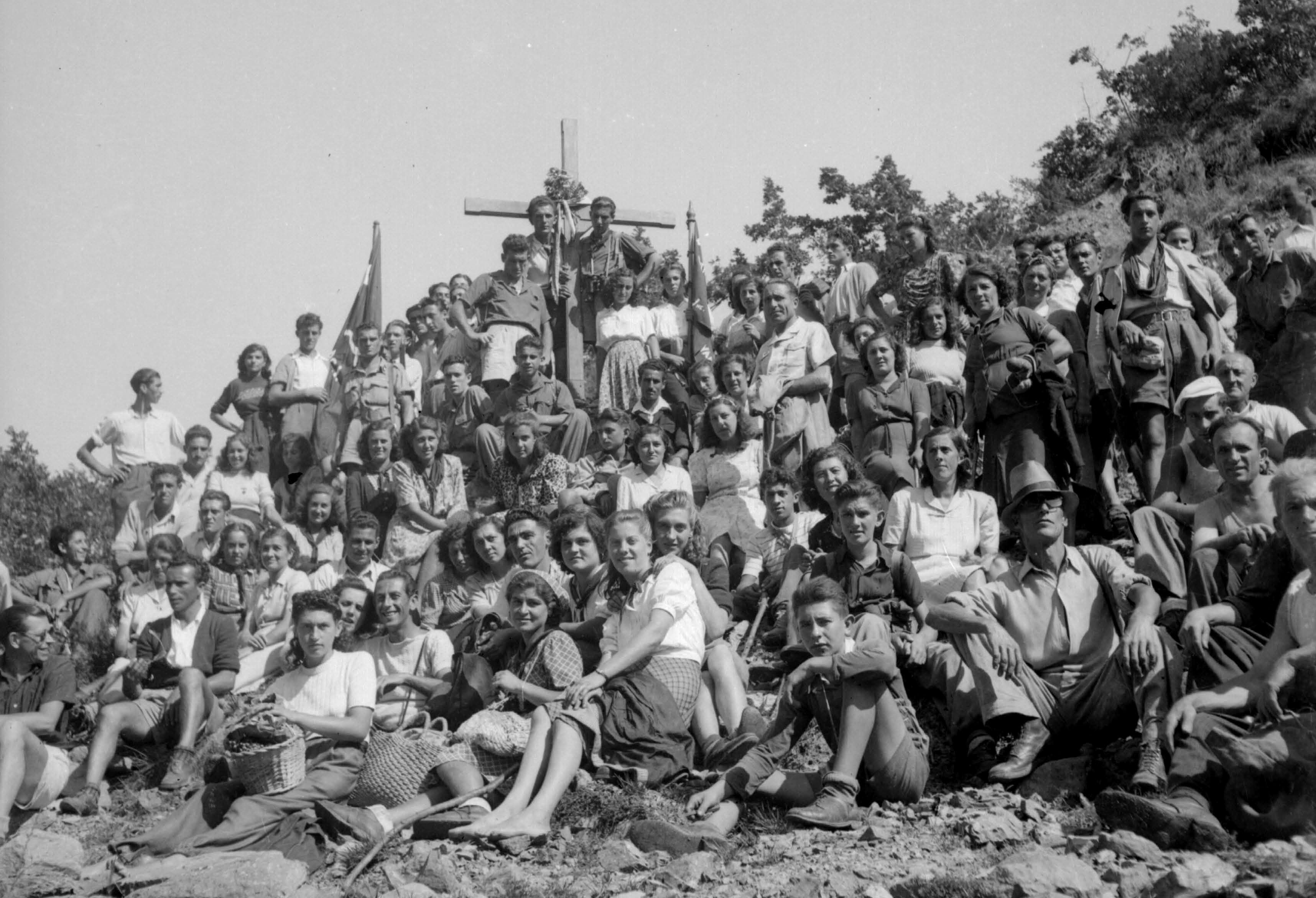 Fine anni 40', questa foto di gruppo è stata scattata in occasione di uno dei primi anniversari della strage della Benedicta nel punto dove si schierò il plotone d' eseguzione. Nel 1946 quel luogo fu segnato con l' apposizione di una croce.