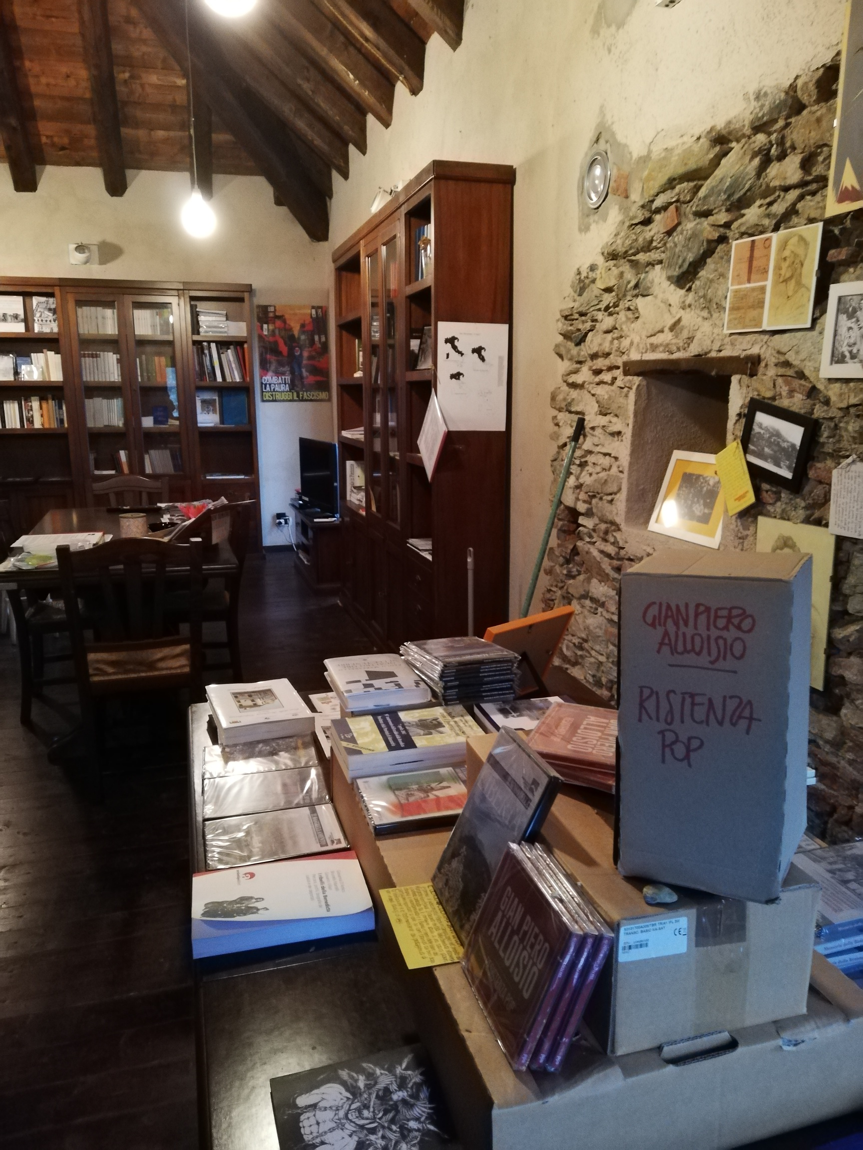 Interno del centro di documentazione Cascina Pizzo a Capanne di Marcarolo