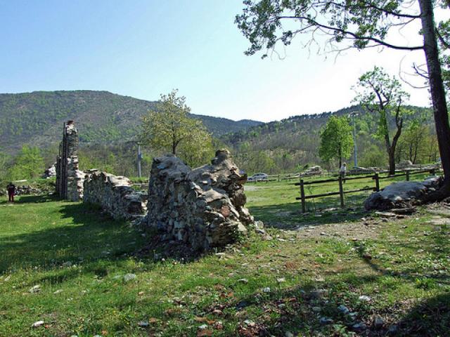 I ruderi della cascina Benedicta. Dopo la fucilazione dei partigiani, la Cascina Benedicta fu minata e fatta esplodere. Al lutto per i caduti si aggiunge anche quello verso l' edificio che per secoli era stato il punto di riferimento e luogo di scambio per la comunità di Capanne di Marcarolo.