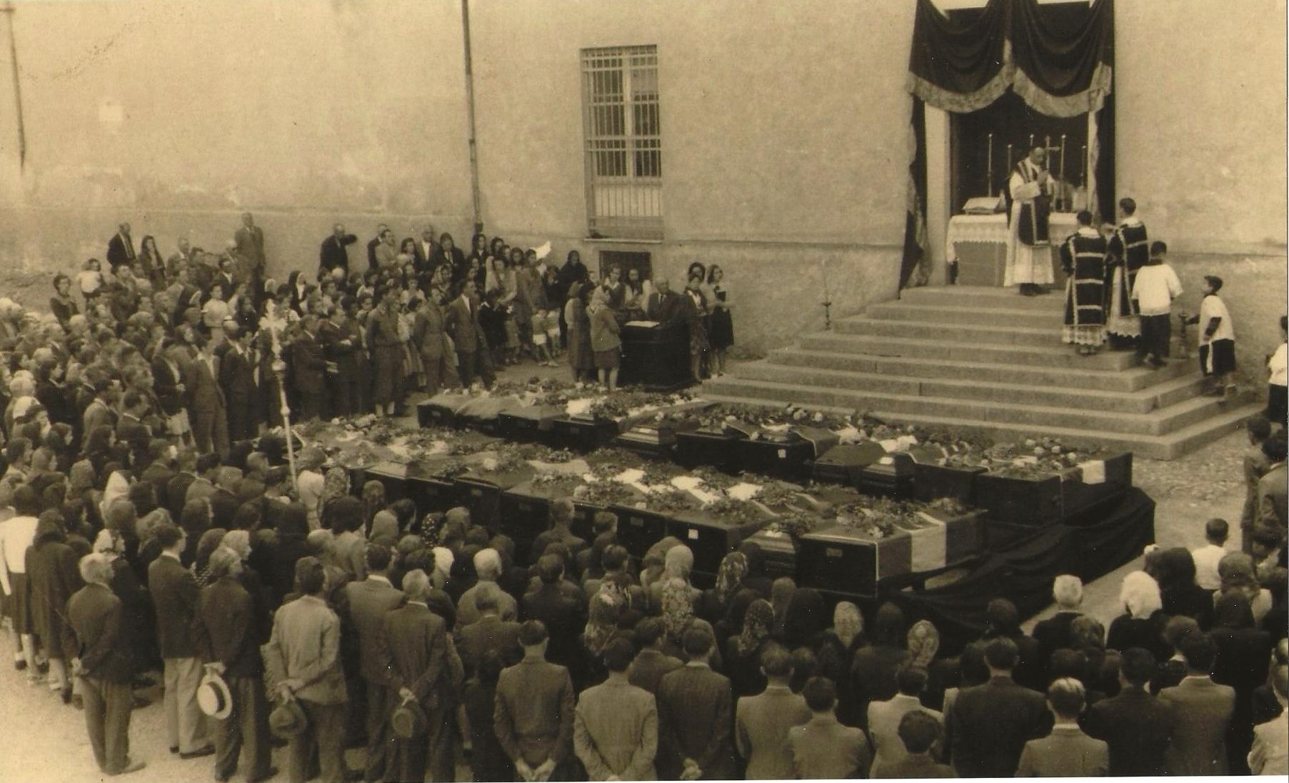 I giovani Partigiani fucilati da un contingente di Bersaglieri della RSI alla Benedicta nei giorni del 6-7 aprile 1944 ebbero una prima provvisoria sepoltura nei pressi del luogo del massacro. I parenti a liberazione avvenuta vollero far riesumare i corpi dei loro congiunti per trasportarli presso i loro paesi d’ origine e celebrare le loro esequie in forma ufficiale.