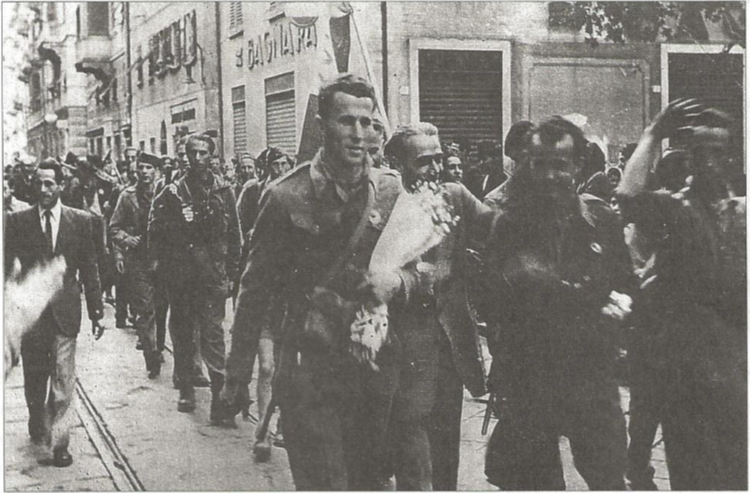 GRCA CUPIC "Boro" , commissario politico del 4° distaccamento presso Cascina Palazzo , scampato al rastrellamento della Benedicta , sfila per strada durante la liberazione di Genova , è il 25 aprile 1945.
