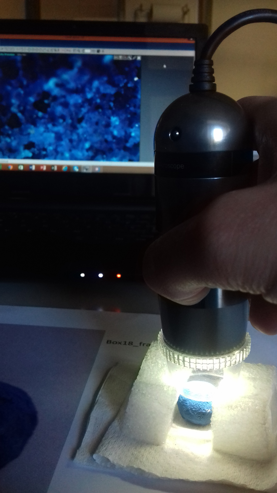 14 - In situ optical microscopy, Egyptian blue, 2018. Photo by Milene Gil